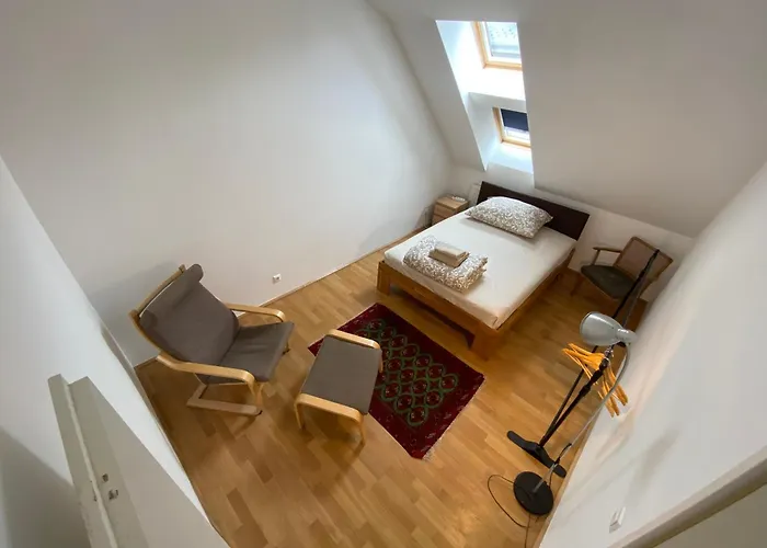 Luxury Penthouse Near Metro, Train Station And 15 Mins Center Apartmán